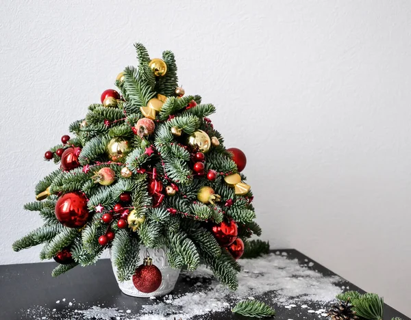 Noel ağacı, yeni yıl süslemeleri ve çiçekçilik..