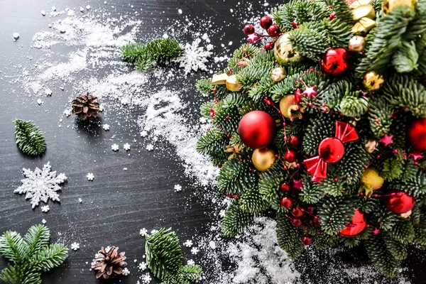 Noel ağacı manzarası, yeni yıl süslemeleri ve çiçekçilik..