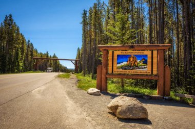 Banff Ulusal Parkı'nda Bow Valley Parkway üzerinde giriş işareti,