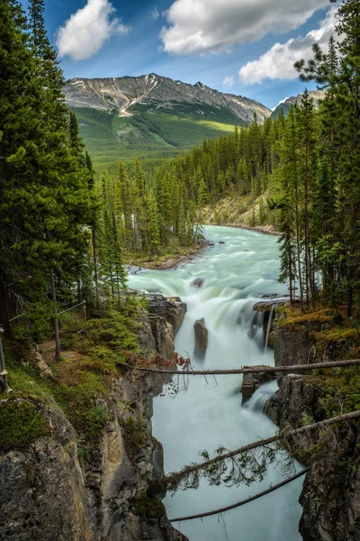 Sunwapta Falls no Parque Nacional Jasper, Canadá — Fotografia de Stock