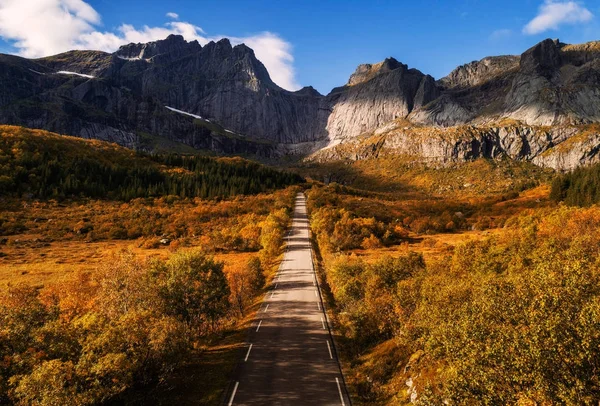 Γραφική οδό στα Νησιά Lofoten της Νορβηγίας σε μια ηλιόλουστη φθινοπωρινή μέρα — Φωτογραφία Αρχείου