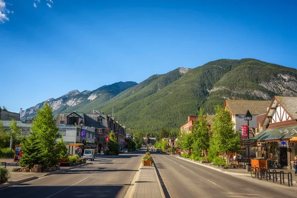 Ulica widok słynnej alei Banff w Banff w prowincji Alberta — Zdjęcie stockowe