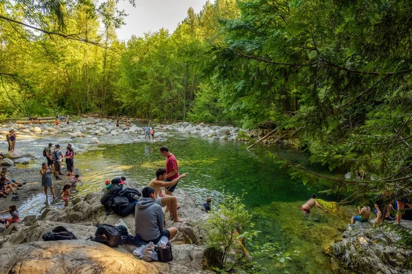 Personas que visitan la piscina de 30 pies en Lynn Canyon Park en el norte de Vancouver — Foto de Stock