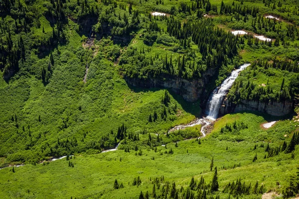 Cascate lungo la Via del Sole nel Parco Nazionale del Ghiacciaio — Foto Stock