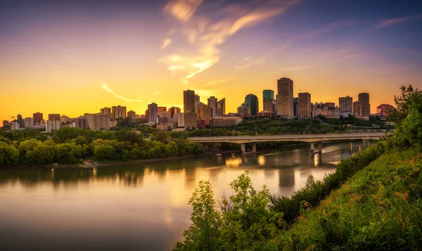 Günbatımı yukarıda Edmonton downtown ve Saskatchewan Nehri, Kanada