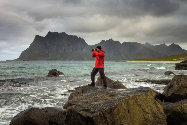 Fotograaf maakt foto's op Uttakleiv beach op het eiland van de Lofoten — Stockfoto