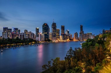 Brisbane şehir ve Kangaroo Point nehirden Brisbane gece manzarası
