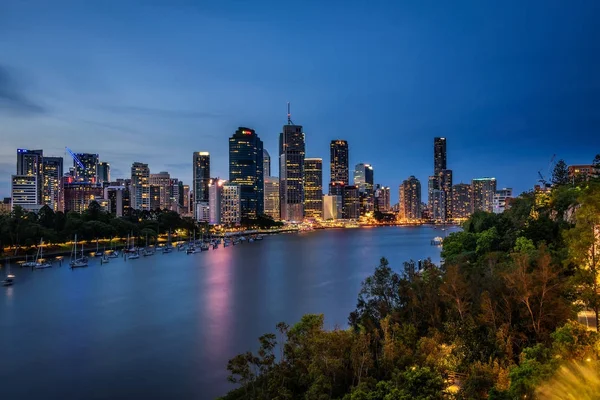Brisbane şehir ve Kangaroo Point nehirden Brisbane gece manzarası
