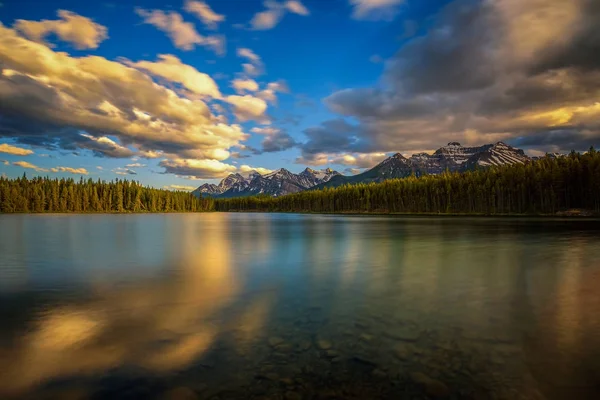 Naplemente Herbert tóra Banff nemzeti parkban, Alberta, Kanada — Stock Fotó