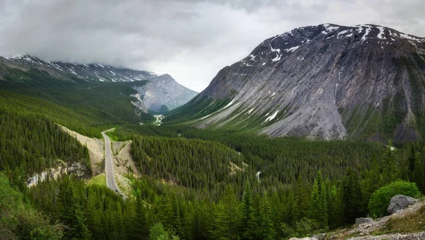 Icefields Parkway ve Cirrus dağ Banff Ulusal Parkı'nda doğal görünümünü
