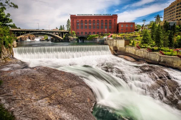 Falls and the Washington Water Power building along the Spokane river — Stock Photo, Image