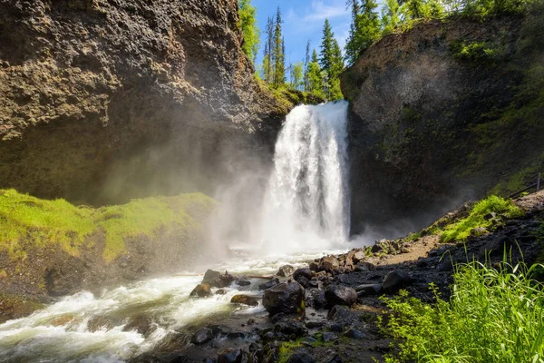 Moul Falls em Wells Gray Provincial Park no Canadá — Fotografia de Stock