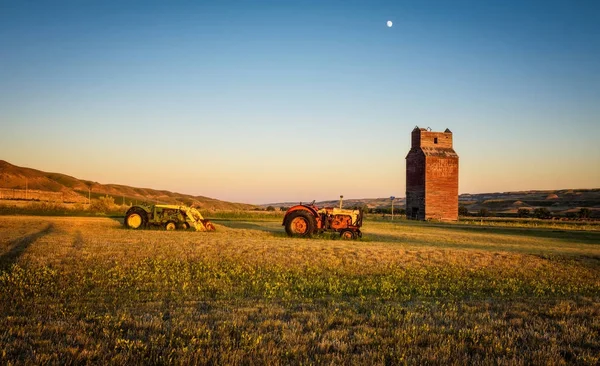 Ancien silo à grain dans la ville fantôme de Dorothy au Canada — Photo