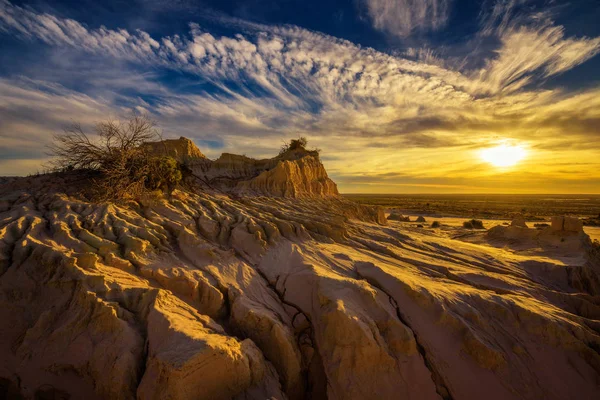 Pôr do sol sobre as muralhas da China no Parque Nacional Mungo, Austrália — Fotografia de Stock