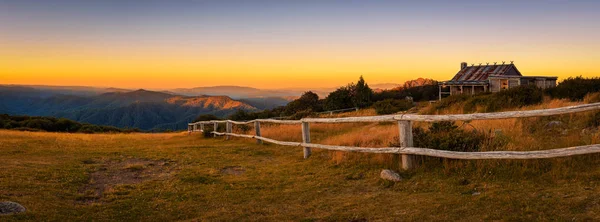 Pôr do sol acima Craigs Hut nos Alpes Vitorianos, Austrália — Fotografia de Stock