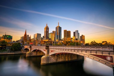 Günbatımı manzarası Melbourne şehir merkezinde, Prenses Köprüsü ve Yarra Nehri üzerinde