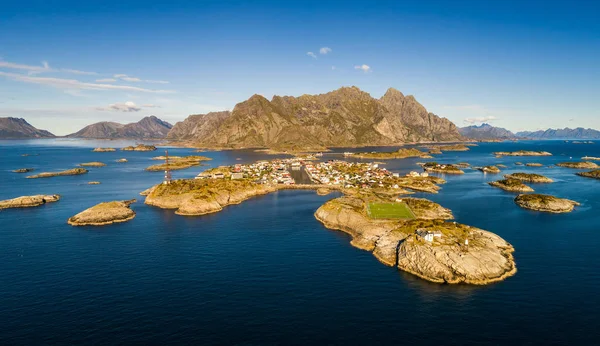 Henningsvaer vila piscatória em ilhas Lofoten de cima — Fotografia de Stock