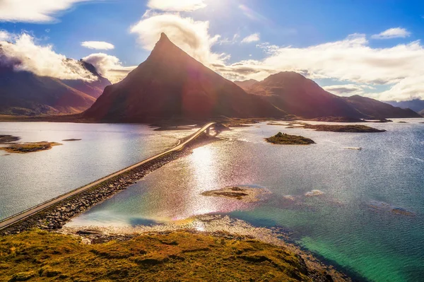 Doğal sahil yolu ile Lofoten Adaları Norveç'te bir köprüde havadan görünümü — Stok fotoğraf