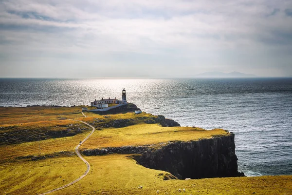 在苏格兰斯凯岛的 neist 角灯塔 — 图库照片