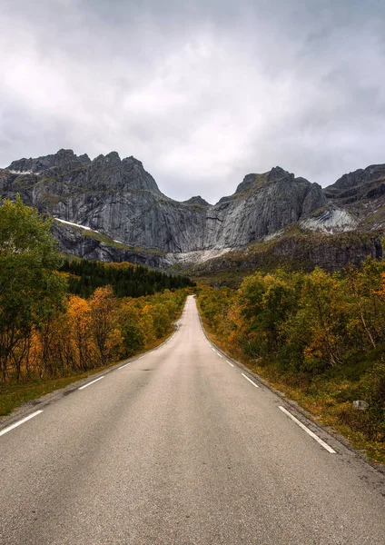 Γραφική οδό στα Νησιά Lofoten της Νορβηγίας σε μια ηλιόλουστη φθινοπωρινή μέρα — Φωτογραφία Αρχείου
