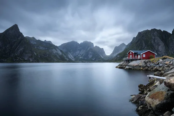 在 Hamnoy 村，罗弗敦群岛挪威传统红色挪威木屋就小屋 — 图库照片