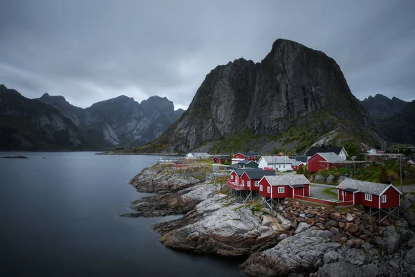 Hagyományos vörös rorbu házak Hamnoy faluban, Lofoten-szigetek, Norvégia — Stock Fotó