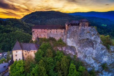 Günbatımı üzerinde bir kale Slovakya
