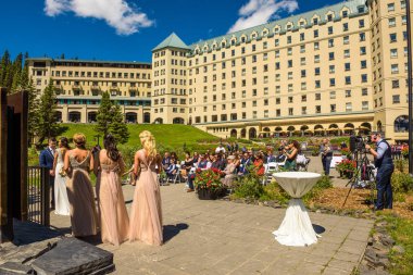 Fairmont Chateau Lake Louise Kanada Rocky Dağları'nda töreninde düğün
