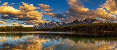 Gün batımı Banff National Park, Kanada'da Herbert Gölü Panoraması