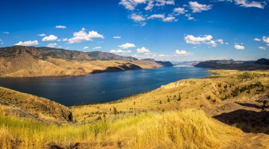 Kanada'da Kamloops Gölü Panoraması yaz