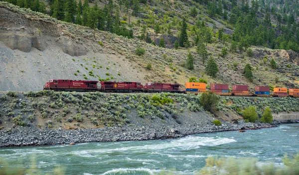 톰슨 강을 따라 이동 하는 캐나다 태평양 철도의 화물 열차 — 스톡 사진
