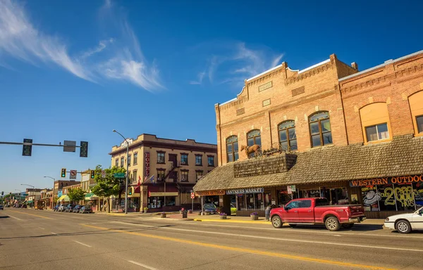 Vista sulla strada con negozi e hotel a Kalispell, Montana — Foto Stock