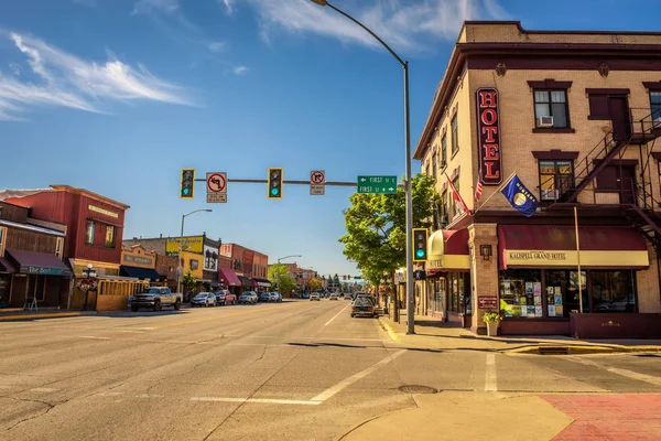 Vista sulla strada con negozi e hotel a Kalispell, Montana — Foto Stock