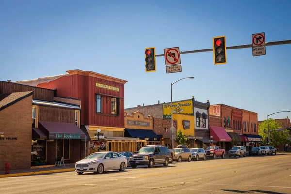 Street view with stores and restaurants in Kalispell, Montana — Stock Photo, Image