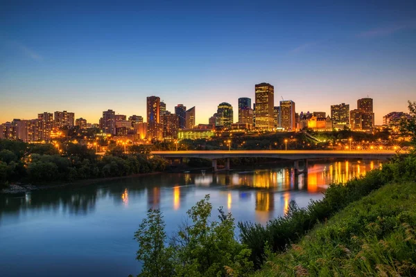 Edmonton Downtown und der saskatchewan River bei Nacht — Stockfoto