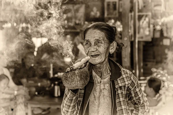 Oude gerimpeld vrouw het roken van een sigaar big cheroot — Stockfoto