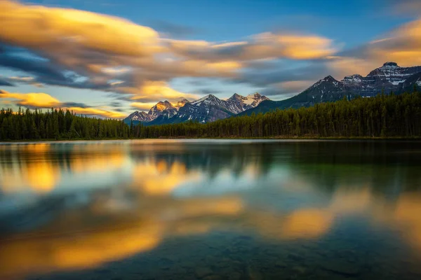 Sunset over Herbert Lake in Banff National Park, Alberta, Canada — Stock Photo, Image