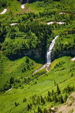 glacier Ulusal Parkı güneş yolda gitmeyi boyunca şelaleler