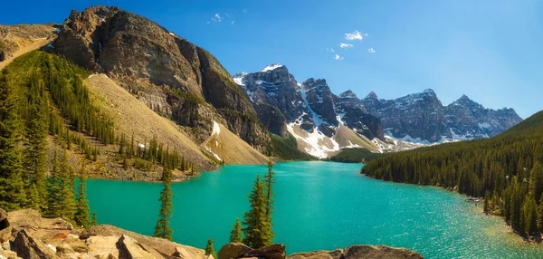 Napos a(z) Moraine lake, Banff nemzeti parkban, Alberta, Kanada — Stock Fotó