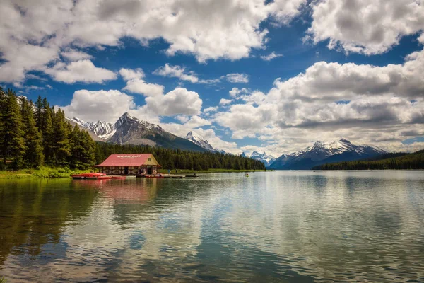 Maligne Lake in Jasper National Park — Stock Photo, Image