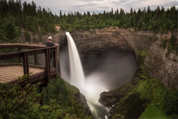 Touriste aux chutes Helmcken dans le parc provincial Wells Gray au Canada — Photo