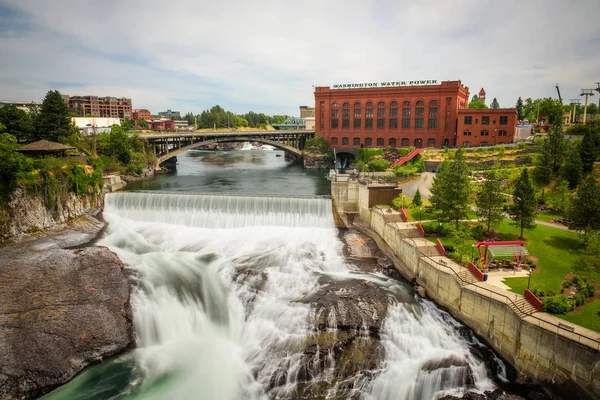 Falls en het Washington waterkracht gebouw langs de Spokane river — Stockfoto