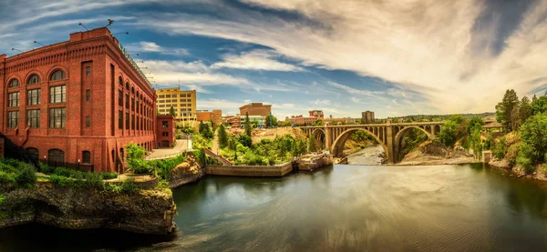 Κτίριο Ουάσιγκτον δύναμη του νερού και η γέφυρα οδών Μονρόε στο Spokane — Φωτογραφία Αρχείου