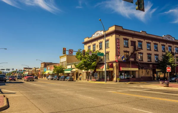 Street view with stores and hotels in Kalispell, Montana — Stock Photo, Image
