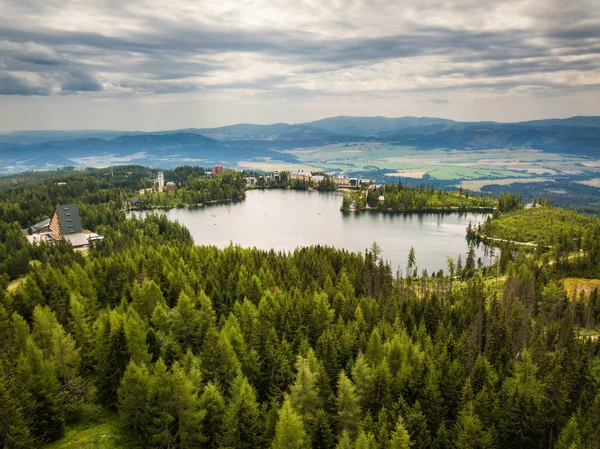 Horská jezera Štrbské Pleso v národním parku Vysoké Tatry na Slovensku — Stock fotografie