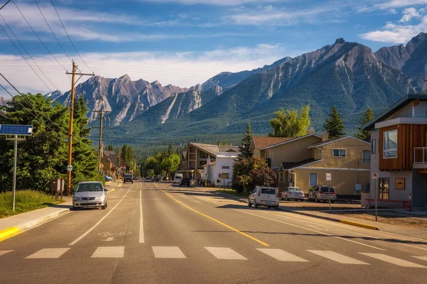 En las calles de Canmore en las Montañas Rocosas canadienses — Foto de Stock