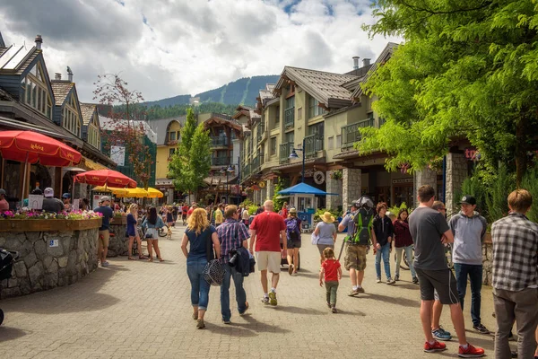 Whistler köyde birçok turist ile sokak görünümü