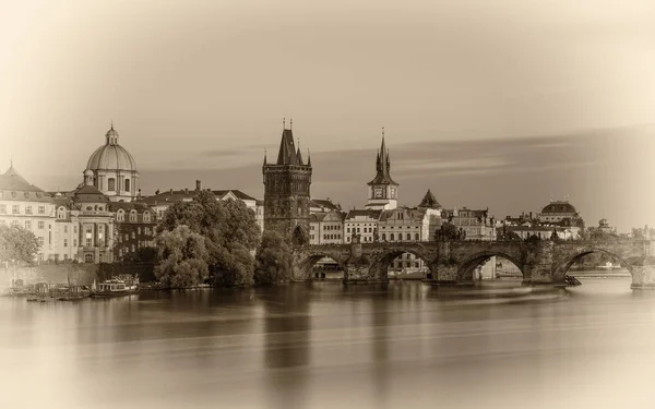Карлов мост в Праге на закате — стоковое фото