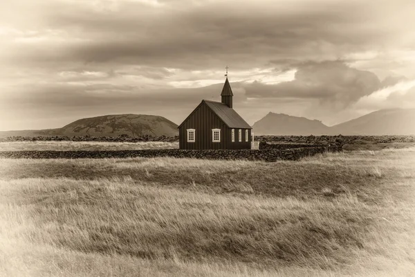 Чёрная деревянная церковь Будира в Исландии — стоковое фото
