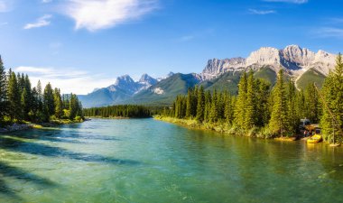 Canmore Kanada'da yakınındaki Bow Nehri rafting